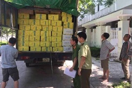 Lực lượng liên ngành kiểm tra hàng hóa trên xe ôtô biển kiểm soát 24C-08651. (Ảnh: PV/Vietnam+)