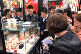 Khách hàng giao dịch vàng miếng. (Ảnh: Đức Duy/Vietnam+)