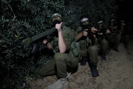 Các thành viên Lữ đoàn al-Qassam, một cánh vũ trang của phong trào Hamas tham gia huấn luyện tại Dải Gaza. (Nguồn: THX/TTXVN)