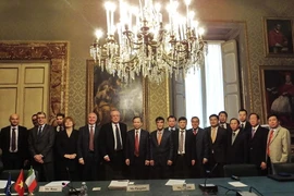 Đoàn Việt Nam tham khảo kinh nghiệm ổn định tiền tệ từ Italy