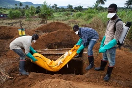 Nhân viên y tế chuyển một bệnh nhân Ebola tử vong ở Waterloo, cách thủ đô Freetown khoảng 30km. (Nguồn: AFP/ TTXVN)