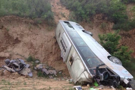 Trung Quốc: Xe khách bị lật và lao xuống vực, hơn 30 người chết