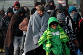 Người di cư vượt qua biên giới Hy Lạp-Macedonia tới gần làng Idomeni, phía bắc Hy Lạp. (Nguồn: AFP/TTXVN)