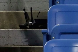 Thiết bị bay không người lái rơi xuống khu vực ghế trống trên sân. (Nguồn: ESPN)