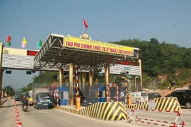 Trạm thu phí trên tuyến Quốc lộ 6, đoạn qua thị trấn huyện Lương Sơn (Hòa Bình). (Ảnh: Nhan Hữu Sinh/TTXVN)