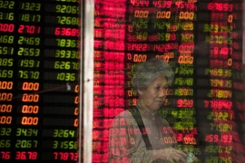 Bảng giá chứng khoán tại Thượng Hải, Trung Quốc ngày 18/8. (Nguồn: AFP/TTXVN)