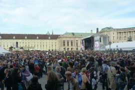 Cuộc biểu tình 'Tiếng nói cho người tị nạn' tại Quảng trường Heldenplatz Wien đã thu hút khoảng 150.000 dân Áo. (Ảnh: Nguyễn Thị Bích Yến/Vietnam+)
