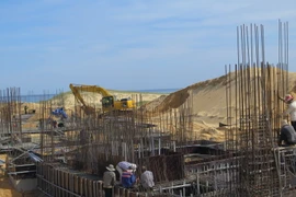 Công nhân thi công khu biệt thự nghỉ dưỡng cao cấp ven biển Nhơn Lý thuộc dự án FLC. (Ảnh: Viết Ý/TTXVN)