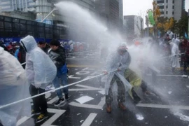 Cuộc đụng độ giữa người biểu tình và cảnh sát hôm 14/11. (Nguồn: EPA)