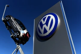 Logo hãng Volkswagen tại một chi nhánh ở Duesseldorf, miền tây nước Đức. (Nguồn: AFP/TTXVN)