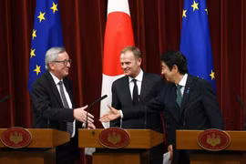 Thủ tướng Shinzo Abe (phải) và Chủ tịch Ủy ban châu Âu Jean-Claude Juncker trái) sau cuộc gặp thượng đỉnh Nhật Bản-EU. (Nguồn: AP)