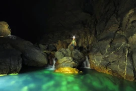 Cảnh đẹp lung linh trong Hang Va. (Ảnh: Hi Trang/Vietnam+)