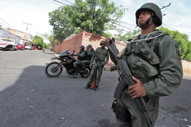 Binh sỹ Venezuela làm nhiệm vụ tại biên giới với Colombia. (Nguồn: AFP/TTXVN)