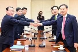 Đại diện Hàn Quốc và Triều Tiên tại một cuộc đàm phán về gia đình ly tán. (Nguồn: Yonhap/TTXVN)