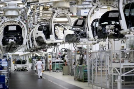 Dây chuyền sản xuất xe hơi bên trong nhà máy của hãng Volkswagen ở Wolfsburg, Đức. (Nguồn: AFP/TTXVN)