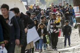 Người tị nạn và di cư qua khu vực biên giới Hy Lạp-Macedonia. (Nguồn: AFP/TTXVN)