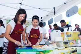 Trình diễn cuốn món nem cuốn tại Lễ hội. (Ảnh: Trần Quang Vinh/Vietnam+)