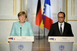 Tổng thống Francois Hollande (phải) và Thủ tướng Angela Merkel tại cuộc họp báo chung sau cuộc gặp. (Nguồn: THX/TTXVN)