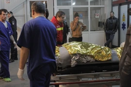 Chuyển một nạn nhân bị thương trong vụ cháy nổ tới chữa trị tại bệnh viện ở Bucharest ngày 31/10. (Nguồn: THX/TTXVN)