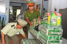 Cán bộ Trạm kiểm soát liên hợp cửa khẩu Mộc Bài kiểm tra hàng hóa nhập lậu. (Ảnh: Phương Vy/TTXVN)