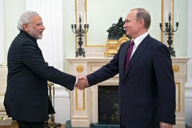 Tổng thống Nga Vladimir Putin (phải) tại cuộc gặp với Thủ tướng Ấn Độ Narendra Modi. (Nguồn: AFP/TTXVN)