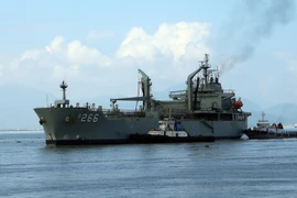 Tàu tiếp dầu HMAS Sirius cập cảng Tiên Sa. (Ảnh: Trần Lê Lâm/ TTXVN)