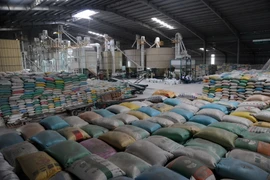 Dây chuyền lau bóng gạo, xay lúa và sấy lúa với công nghệ hiện đại. (Ảnh: Lê Sen/TTXVN)