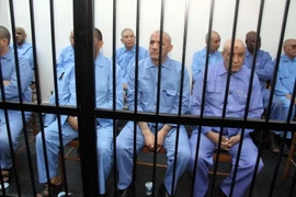 Các quan chức dưới thời cựu Tổng thống Muammar Gaddafi trước khi bị đưa ra xét xử tại Tripoli. (Nguồn: THX/TTXVN)
