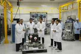 Tổng thống Indonesia Joko Widodo nơi sản xuất vệ tinh LAPAN A2. (Nguồn: Tempo)