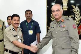 Chỉ huy lực lượng an ninh biên giới Ấn Độ (BSF) D.K Pathak (trái) và Chỉ huy lực lượng biên phòng Pakistan Umar Farooq Burki trước một cuộc đối thoại. (Nguồn: AFP/TTXVN)