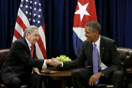 Chủ tịch Cuba Raul Castro (trái) gặp Tổng thống Mỹ Barack Obama bên lề khóa họp lần thứ 70 Đại hội đồng Liên hợp quốc. (Nguồn: AFP/TTXVN)