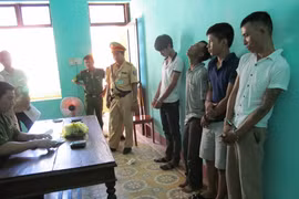 Các đối tượng bị bắt được đưa về cơ quan công an. (Ảnh: Nguyễn Đức Thọ/Vietnam+) 