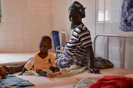 Trẻ em bị suy dinh dưỡng điều trị tại bệnh viện ở Tillaberi, Tây Niger. (Nguồn: AFP/TTXVN)