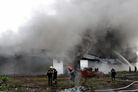 Đã dập được đám cháy tại kho chứa vải ở huyện Bình Chánh