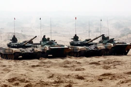 Xe tăng Ấn Độ trong cuộc tập trận Indra 2013 . (Nguồn: THX/TTXVN)