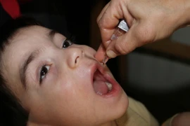 Cho trẻ em uống vắcxin phòng bại liệt tại trung tâm y tế ở Damascus (Syria). (Nguồn: THX/TTXVN)