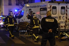 Lực lượng cứu hộ chuyển người bị thương trong vụ tấn công ở nhà hát Bataclan. (Nguồn: AFP/TTXVN)