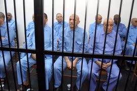 Các quan chức dưới thời cựu Tổng thống Muammar Gaddafi trước khi bị đưa ra xét xử tại Tripoli. (Nguồn: THX/TTXVN)