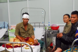 Các bệnh nhân bị thương trong vụ sập nhà đang được điều trị tại Bệnh viện quận Bình Tân. (Ảnh: Mạnh Linh/TTXVN)