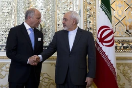 Ngoại trưởng Iran Mohammad Javad Zarif (phải) tại cuộc gặp với Ngoại trưởng Pháp Laurent Fabiu. (Nguồn: AFP/TTXVN)