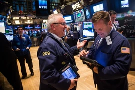Hoạt động giao dịch tại sàn chứng khoán New York, Mỹ. (Nguồn: AFP/TTXVN)