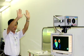 Lắp đặt thiết bị kiểm tra thân nhiệt hành khách tại Cảng hàng không Tân Sơn Nhất. (Ảnh: Thế Anh/TTXVN)