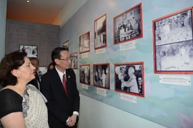 Các đại biểu tham quan triển lãm. (Ảnh: Thanh Vũ/TTXVN)