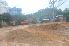 Khẩn trương thu dọn đất đá sạt lở sau trận mưa lũ tại đường Hậu Cần, Bãi Cháy, Hạ Long. (Ảnh: Nguyễn Hoàng/TTXVN)