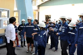 Khách du lịch tham gia tour trải nghiệm thực tế 'Một ngày làm thợ lò'. (Ảnh : Văn Đức/TTXVN) 