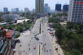 Một đoạn đường Nguyễn Chí Thanh nắng gắt vì thiếu bóng cây xanh hai bên đường. (Ảnh: Hoàng Long/Vietnam+)