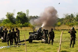 Quân đội Philippines thuộc Sư đoàn bộ binh số 6 nã pháo trong chiến dịch truy quét quân nổi dậy. (Nguồn: AFP/TTXVN)