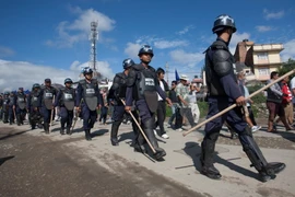 Cảnh sát được triển khai trên một tuyến đường ở thủ đô Kathmandu trong ngày biểu tình thứ hai trên toàn quốc. (Nguồn: THX/TTXVN)