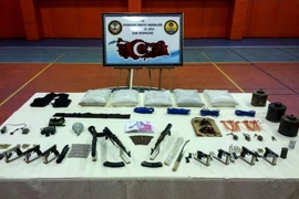 Cảnh sát trưng bày số vũ khí thu giữ trong chiến dịch chống IS tại Diyarbakir ngày 27/10. AFP/TTXVN