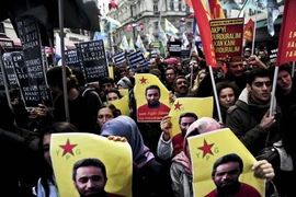 Người Kurd xuống đường tuần hành chống IS tại Istanbul (Thổ Nhĩ Kỳ). (Nguồn: AFP/TTXVN)